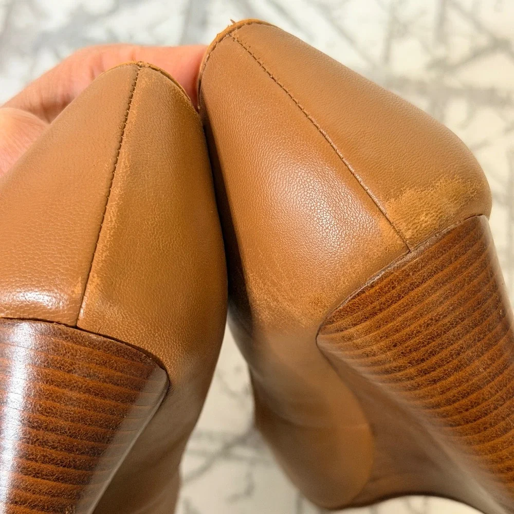 Tory Burch Tan Leather Patent Cap Toe Wedge Pumps Gold Logo 9.5M Classic office